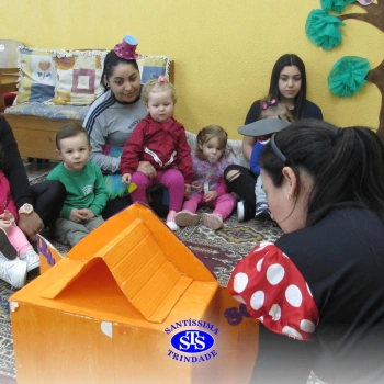 Crianças participam de contação de história na Biblioteca | Infantil 1