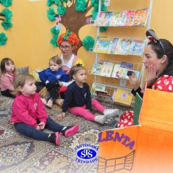 Crianças participam de contação de história na Biblioteca | Infantil 1
