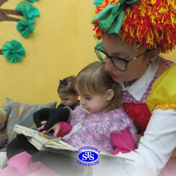 Crianças participam de contação de história na Biblioteca | Infantil 1