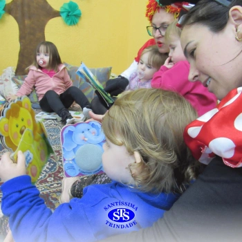 Crianças participam de contação de história na Biblioteca | Infantil 1