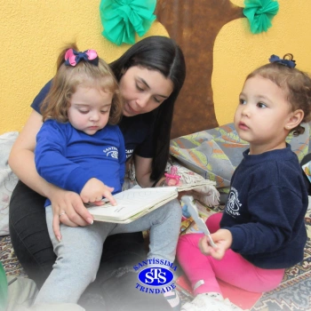 Crianças participam de contação de história na Biblioteca | Infantil 1