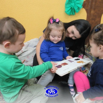 Crianças participam de contação de história na Biblioteca | Infantil 1