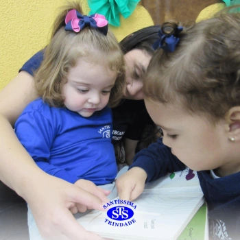 Crianças participam de contação de história na Biblioteca | Infantil 1