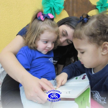 Crianças participam de contação de história na Biblioteca | Infantil 1