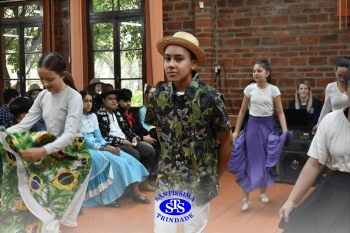 Alunos participam do Festival do Folclore | 7º ano