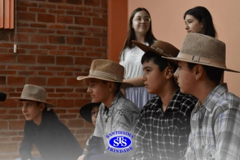 Alunos participam do Festival do Folclore | 7º ano