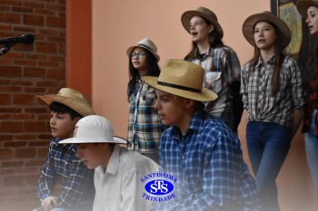 Alunos participam do Festival do Folclore | 7º ano