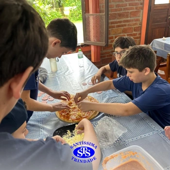 Alunos exploram o aprendizado ao fazer pizzas no Parque Franciscano STS | 6º ano