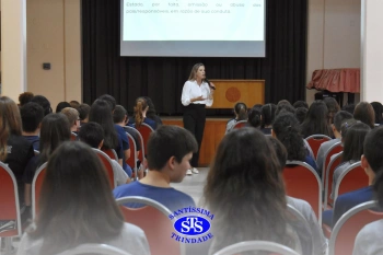 Palestra visa conscientizar os alunos sobre as consequências do bullying