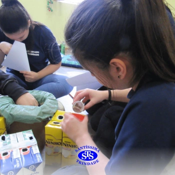 Alunos preparam cenário histórico para realizar atividade surpresa | 2ª série Ens. Médio