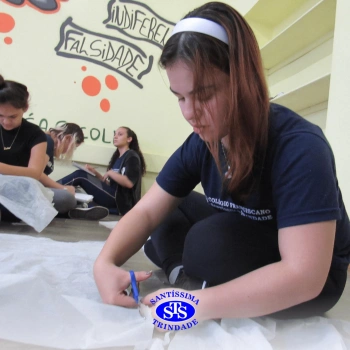 Alunos preparam cenário histórico para realizar atividade surpresa | 2ª série Ens. Médio