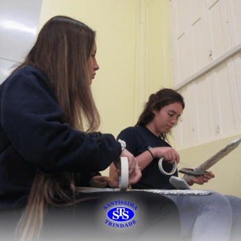Alunos preparam cenário histórico para realizar atividade surpresa | 2ª série Ens. Médio