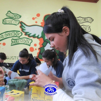 Alunos preparam cenário histórico para realizar atividade surpresa | 2ª série Ens. Médio