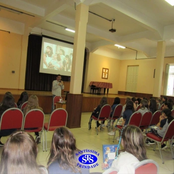 Encontro entre leitores e escritor promove experiências enriquecedoras