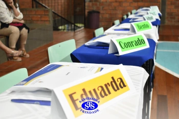 Lançamento do livro “Nossas Histórias” reúne e emociona comunidade educativa do Santíssima | 4º ano