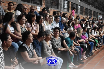 Lançamento do livro “Nossas Histórias” reúne e emociona comunidade educativa do Santíssima | 4º ano