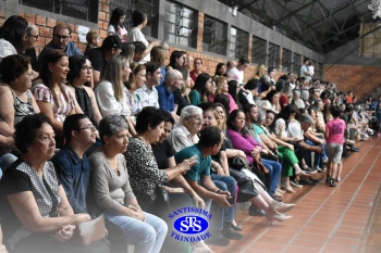 Lançamento do livro “Nossas Histórias” reúne e emociona comunidade educativa do Santíssima | 4º ano
