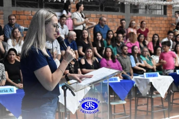 Lançamento do livro “Nossas Histórias” reúne e emociona comunidade educativa do Santíssima | 4º ano