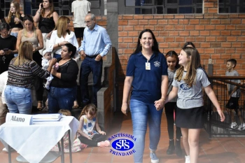 Lançamento do livro “Nossas Histórias” reúne e emociona comunidade educativa do Santíssima | 4º ano