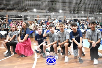 Lançamento do livro “Nossas Histórias” reúne e emociona comunidade educativa do Santíssima | 4º ano