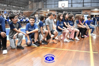 Lançamento do livro “Nossas Histórias” reúne e emociona comunidade educativa do Santíssima | 4º ano