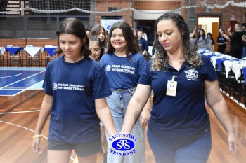 Lançamento do livro “Nossas Histórias” reúne e emociona comunidade educativa do Santíssima | 4º ano