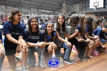 Lançamento do livro “Nossas Histórias” reúne e emociona comunidade educativa do Santíssima | 4º ano