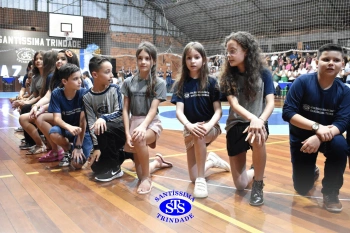 Lançamento do livro “Nossas Histórias” reúne e emociona comunidade educativa do Santíssima | 4º ano