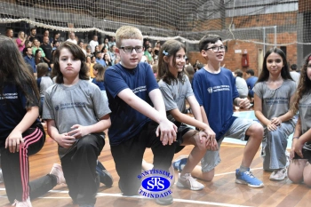 Lançamento do livro “Nossas Histórias” reúne e emociona comunidade educativa do Santíssima | 4º ano
