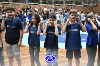 Lançamento do livro “Nossas Histórias” reúne e emociona comunidade educativa do Santíssima | 4º ano