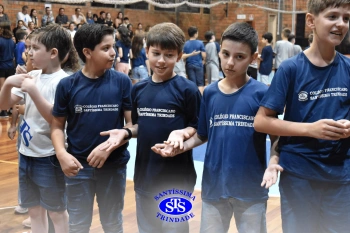 Lançamento do livro “Nossas Histórias” reúne e emociona comunidade educativa do Santíssima | 4º ano