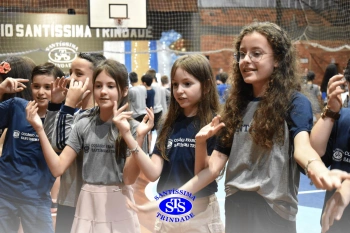 Lançamento do livro “Nossas Histórias” reúne e emociona comunidade educativa do Santíssima | 4º ano