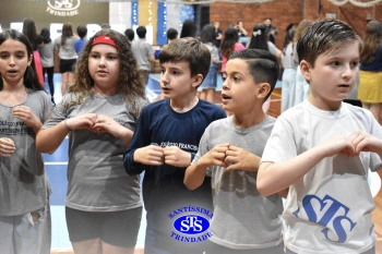 Lançamento do livro “Nossas Histórias” reúne e emociona comunidade educativa do Santíssima | 4º ano