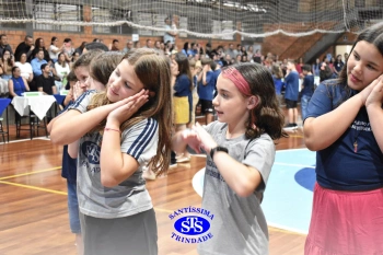 Lançamento do livro “Nossas Histórias” reúne e emociona comunidade educativa do Santíssima | 4º ano
