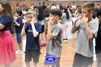 Lançamento do livro “Nossas Histórias” reúne e emociona comunidade educativa do Santíssima | 4º ano