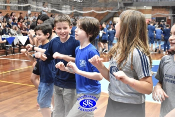 Lançamento do livro “Nossas Histórias” reúne e emociona comunidade educativa do Santíssima | 4º ano