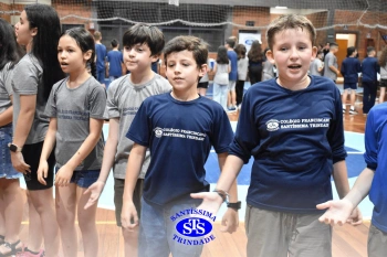 Lançamento do livro “Nossas Histórias” reúne e emociona comunidade educativa do Santíssima | 4º ano