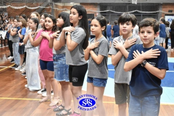 Lançamento do livro “Nossas Histórias” reúne e emociona comunidade educativa do Santíssima | 4º ano