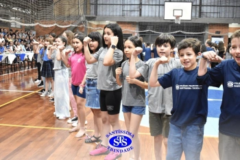 Lançamento do livro “Nossas Histórias” reúne e emociona comunidade educativa do Santíssima | 4º ano