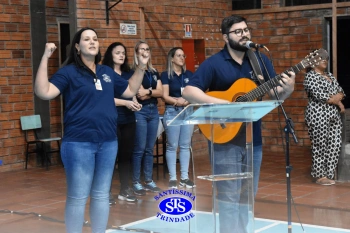 Lançamento do livro “Nossas Histórias” reúne e emociona comunidade educativa do Santíssima | 4º ano
