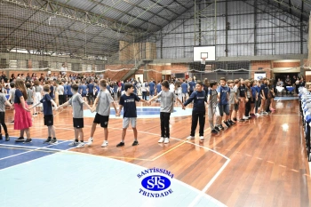 Lançamento do livro “Nossas Histórias” reúne e emociona comunidade educativa do Santíssima | 4º ano