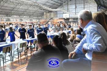 Lançamento do livro “Nossas Histórias” reúne e emociona comunidade educativa do Santíssima | 4º ano