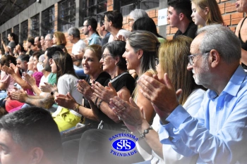 Lançamento do livro “Nossas Histórias” reúne e emociona comunidade educativa do Santíssima | 4º ano