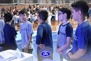 Lançamento do livro “Nossas Histórias” reúne e emociona comunidade educativa do Santíssima | 4º ano