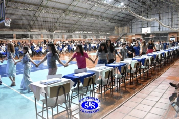 Lançamento do livro “Nossas Histórias” reúne e emociona comunidade educativa do Santíssima | 4º ano