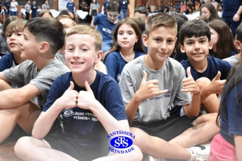 Lançamento do livro “Nossas Histórias” reúne e emociona comunidade educativa do Santíssima | 4º ano