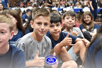 Lançamento do livro “Nossas Histórias” reúne e emociona comunidade educativa do Santíssima | 4º ano