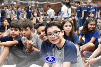 Lançamento do livro “Nossas Histórias” reúne e emociona comunidade educativa do Santíssima | 4º ano