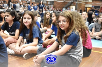 Lançamento do livro “Nossas Histórias” reúne e emociona comunidade educativa do Santíssima | 4º ano