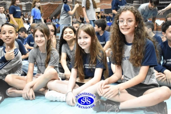 Lançamento do livro “Nossas Histórias” reúne e emociona comunidade educativa do Santíssima | 4º ano